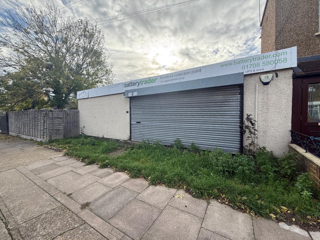 Lot: 100 - COMMERCIAL UNIT FOR REPAIR AND IMPROVEMENT - Front aspect of unit